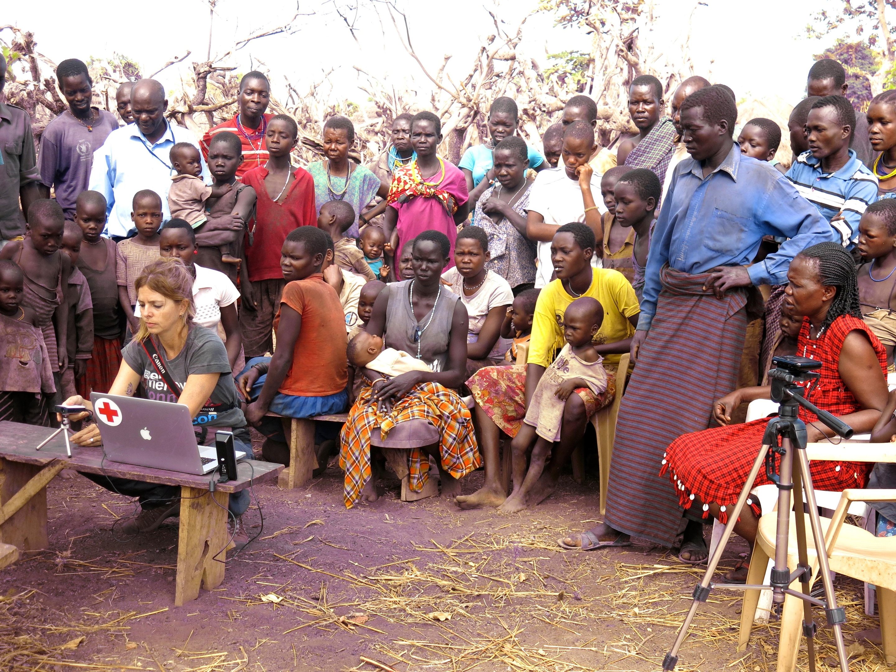 Escritoras nas aldeias da regi&atilde;o de Karamoja, em Uganda, no continente africano, com Fernanda Baumhardt, autora de "Vozes &agrave; Flor da Pele"