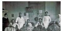 Hospital em Erechim durante a Revolução 1923, com os profissionais de saúde e os pacientes, combatentes do movimento armado ocorrido no Rio Grande do Sul