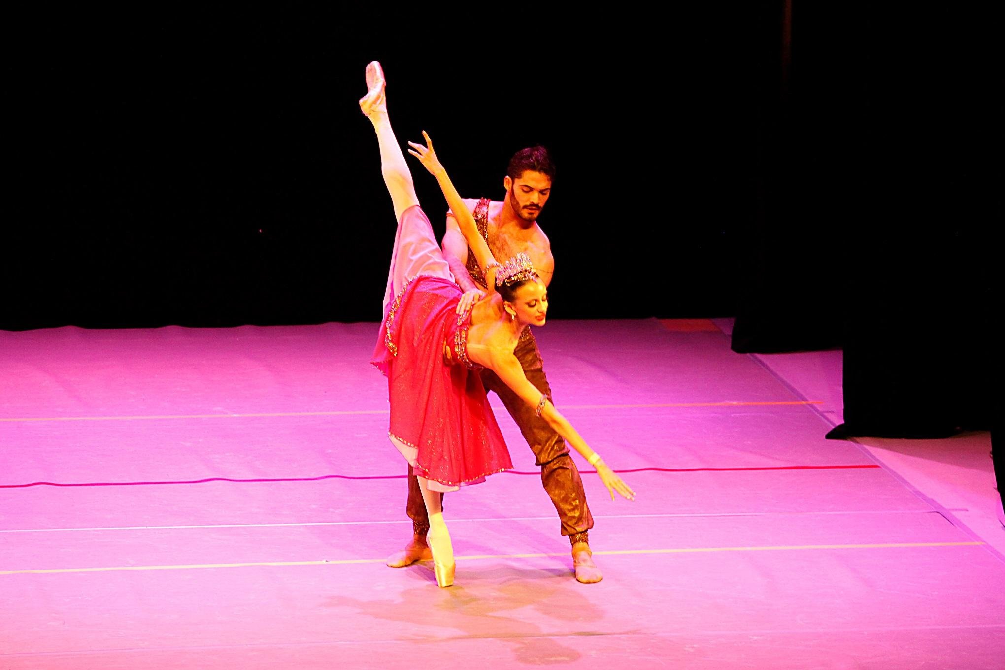 Julia Xavier e Marcos Silva est&atilde;o entre os bailarinos que se apresentam neste s&aacute;bado, 23
