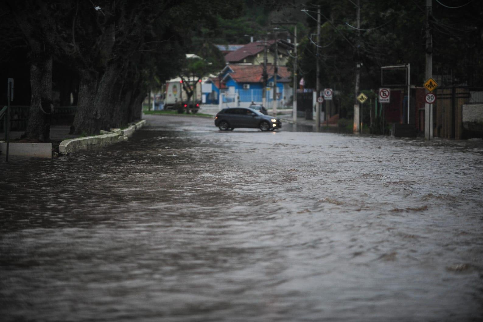 Cenas como alagamentos, queda de granizo e raios devem se repetir nos pr&oacute;ximos dias