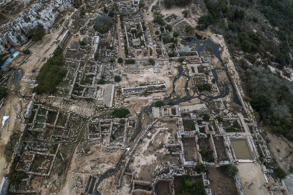 Arque&oacute;logos descobriram 134 t&uacute;mulos