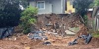 Uma casa em Gramado, no bairro Várzea Grande, foi interditada após desmoronamento de terra.