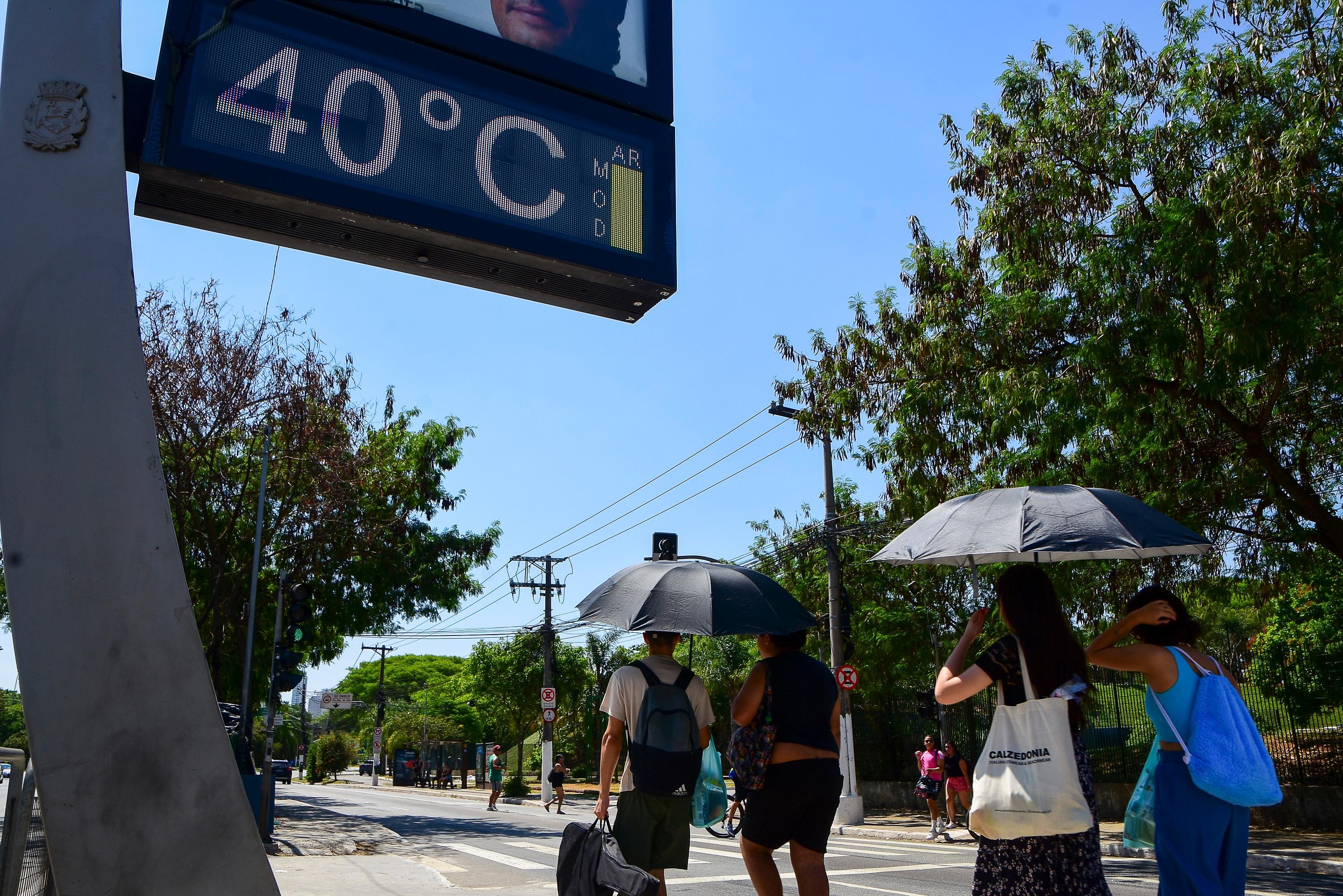 Nos rel&oacute;gios de rua, registro foi ainda maior, chegando a 40&ordm;C