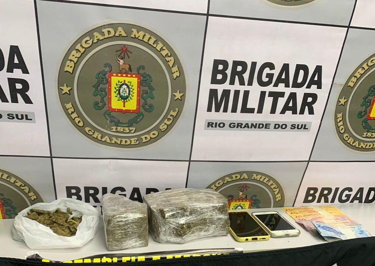 Policiais militares apreendera quantia de maconha, al&eacute;m de dois celulares e dinheiro