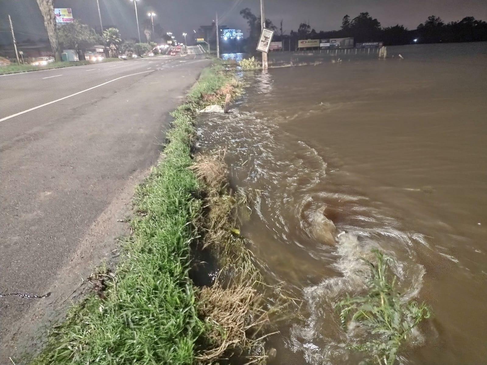 Trecho &agrave;s margens da avenida Assis Brasil registrou redemoinho na noite deste domingo