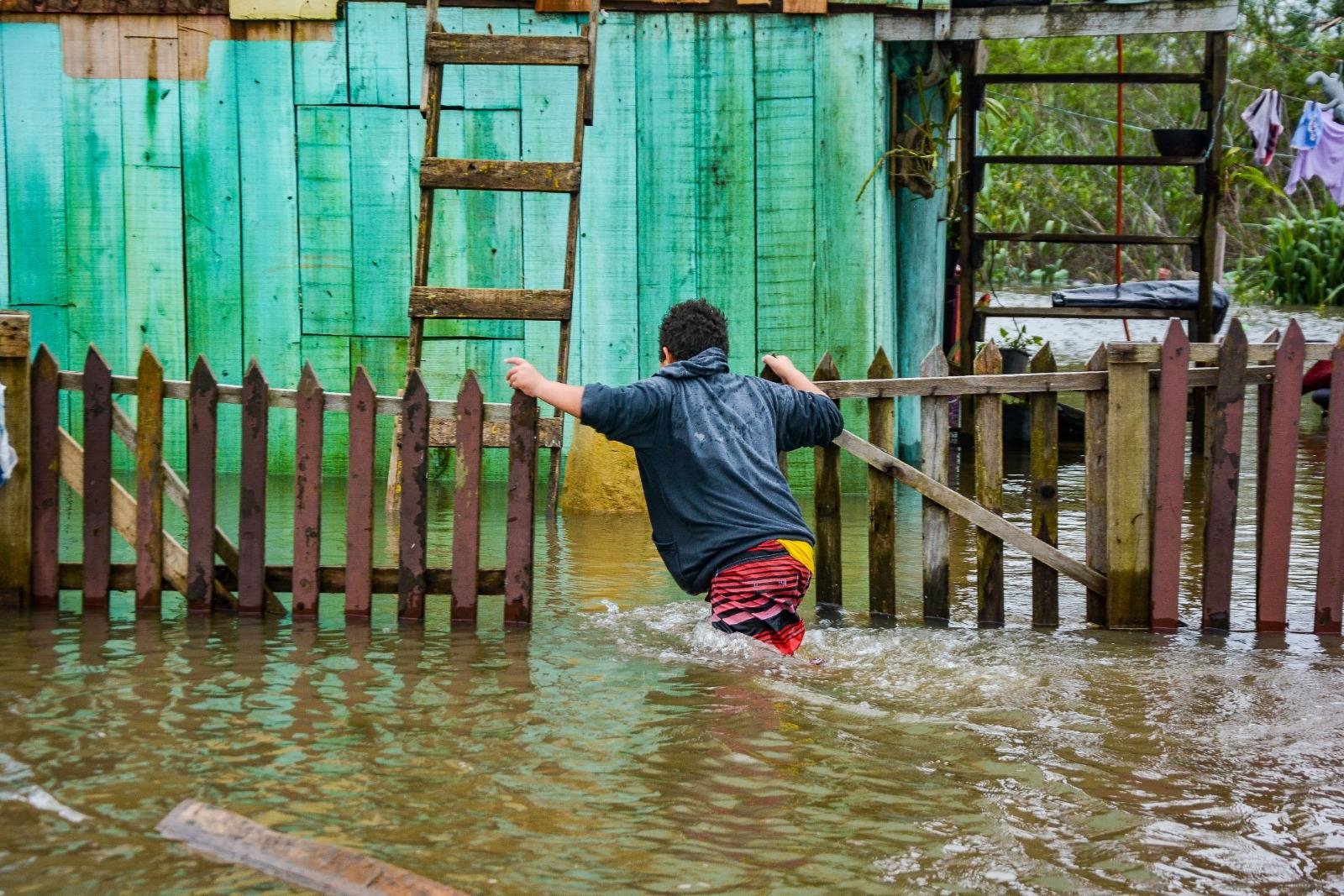 Na rua dos Eucaliptos, na Ilha das Flores, os moradores t&ecirc;m dificuldades de acessar as resid&ecirc;ncias devido ao ac&uacute;mulo de &aacute;gua.