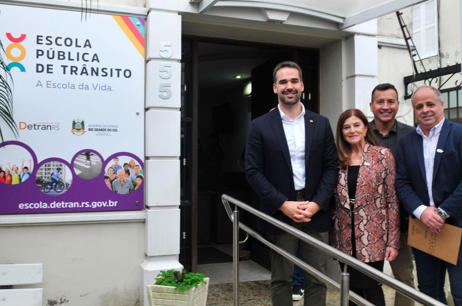 Autoridades participaram do ato de inaugura&ccedil;&atilde;o na sede da Escola P&uacute;blica de Tr&acirc;nsito, que fica na rua Lopo Gon&ccedil;alves, no bairro Cidade Baixa