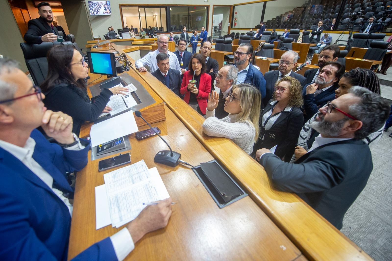 Vereadores discutem calend&aacute;rio de oitivas
