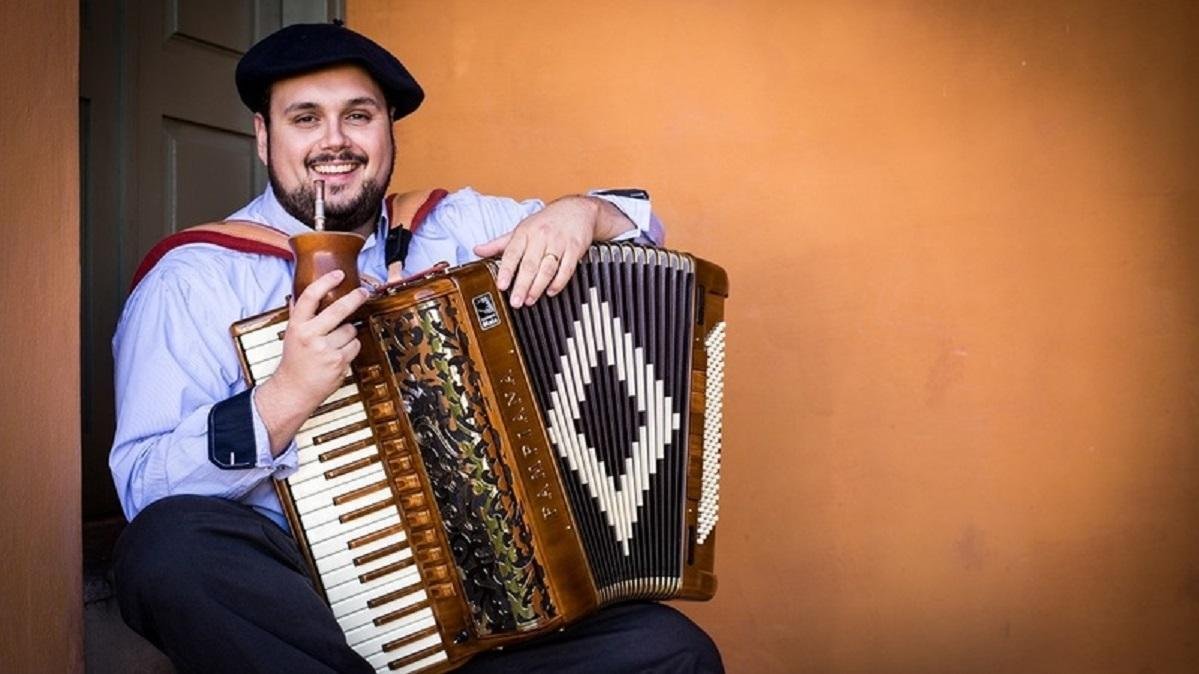 Luciano Maia &eacute; um dos acordeonistas referenciais do Rio Grande do Sul e se apresenta no Chap&eacute;u Ac&uacute;stico na CCMQ