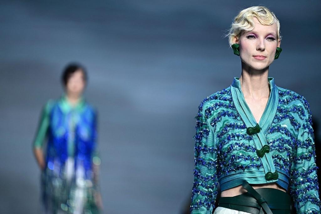 Modelo apresenta cole&ccedil;&atilde;o de Giorgio Armani em Mil&atilde;o
