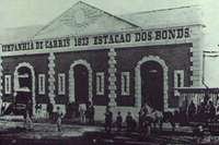 Primeira garagem e oficina da Carris. Prédio construído em 1873 na esquina da Av. João Pessoa com Sarmento Leite. Imagem obtida no final do século XIX.
