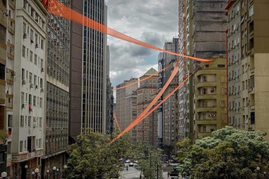 A instala&ccedil;&atilde;o de T&uacute;lio Pinto fez conex&otilde;es entre os pr&eacute;dios da Avenida Borges de Medeiros com faixas laranjas