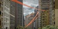 A instalação de Túlio Pinto fez conexões entre os prédios da Avenida Borges de Medeiros com faixas laranjas
