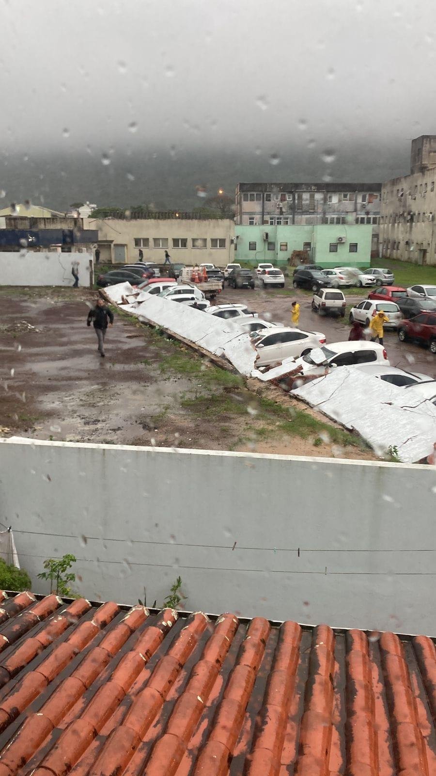 Estrutura de concreto danificou carros estacionados em hospital de Os&oacute;rio