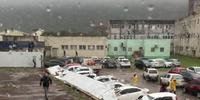 Estrutura de concreto danificou carros estacionados em hospital de Osório
