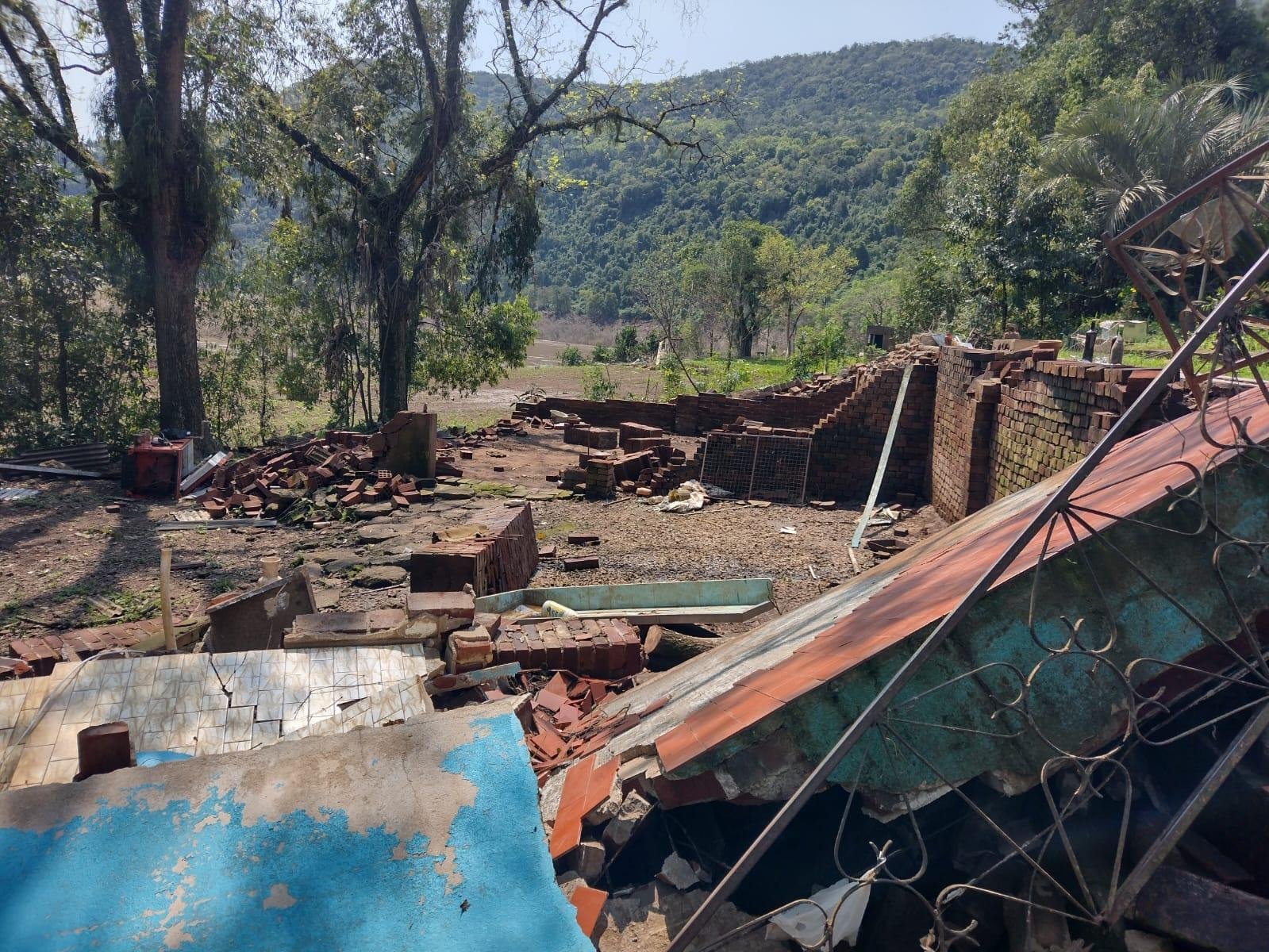 No interior de Mu&ccedil;um, casas foram aniquiladas pelas cheias