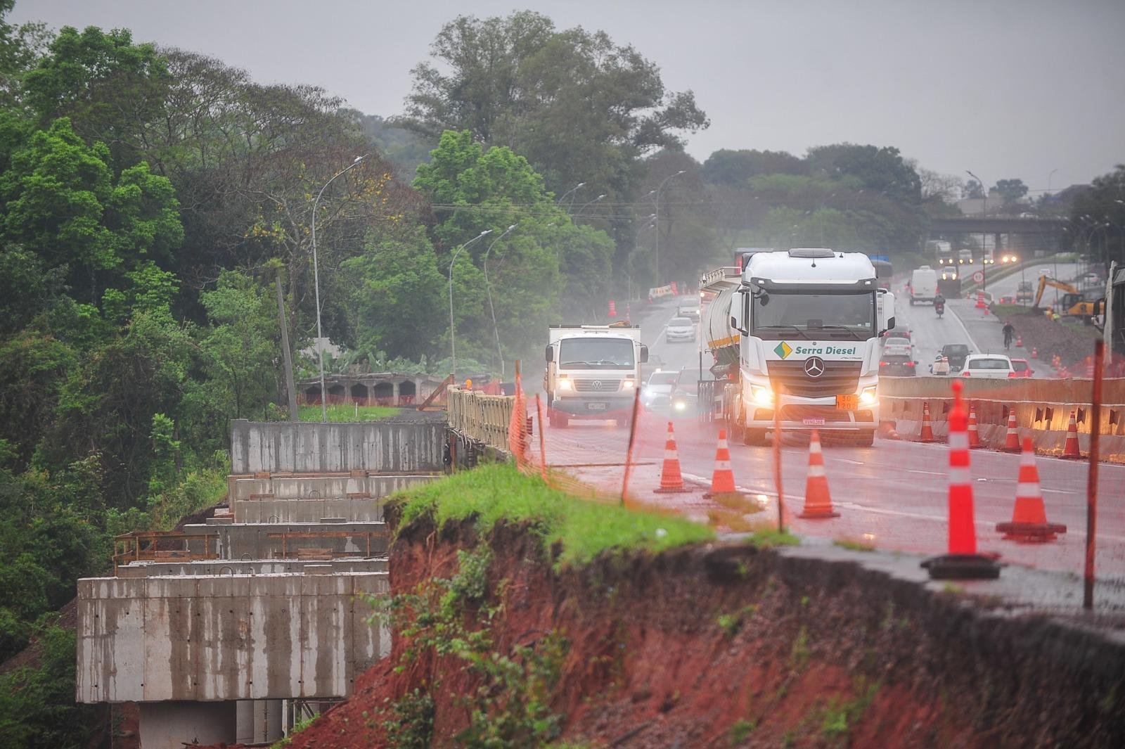Parte do aterro foi levado pelas &aacute;guas durante a &uacute;ltima cheia, o que levou &agrave; interdi&ccedil;&atilde;o parcial