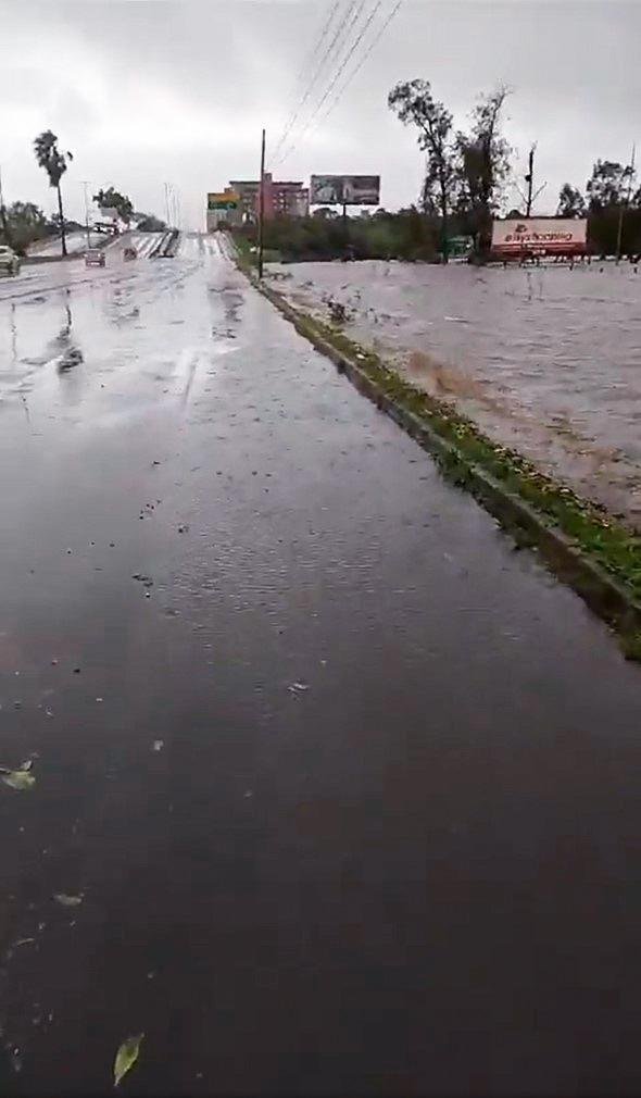 Acesso est&aacute; bloqueado na pista da direita