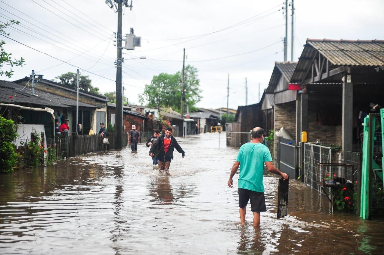 Moradores do Passo das Figueiras lidam com preju&iacute;zos e des&acirc;nimo frente &agrave;s enchentes que afetam a cidade