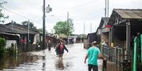 Moradores do Passo das Figueiras lidam com prejuízos e desânimo frente às enchentes que afetam a cidade