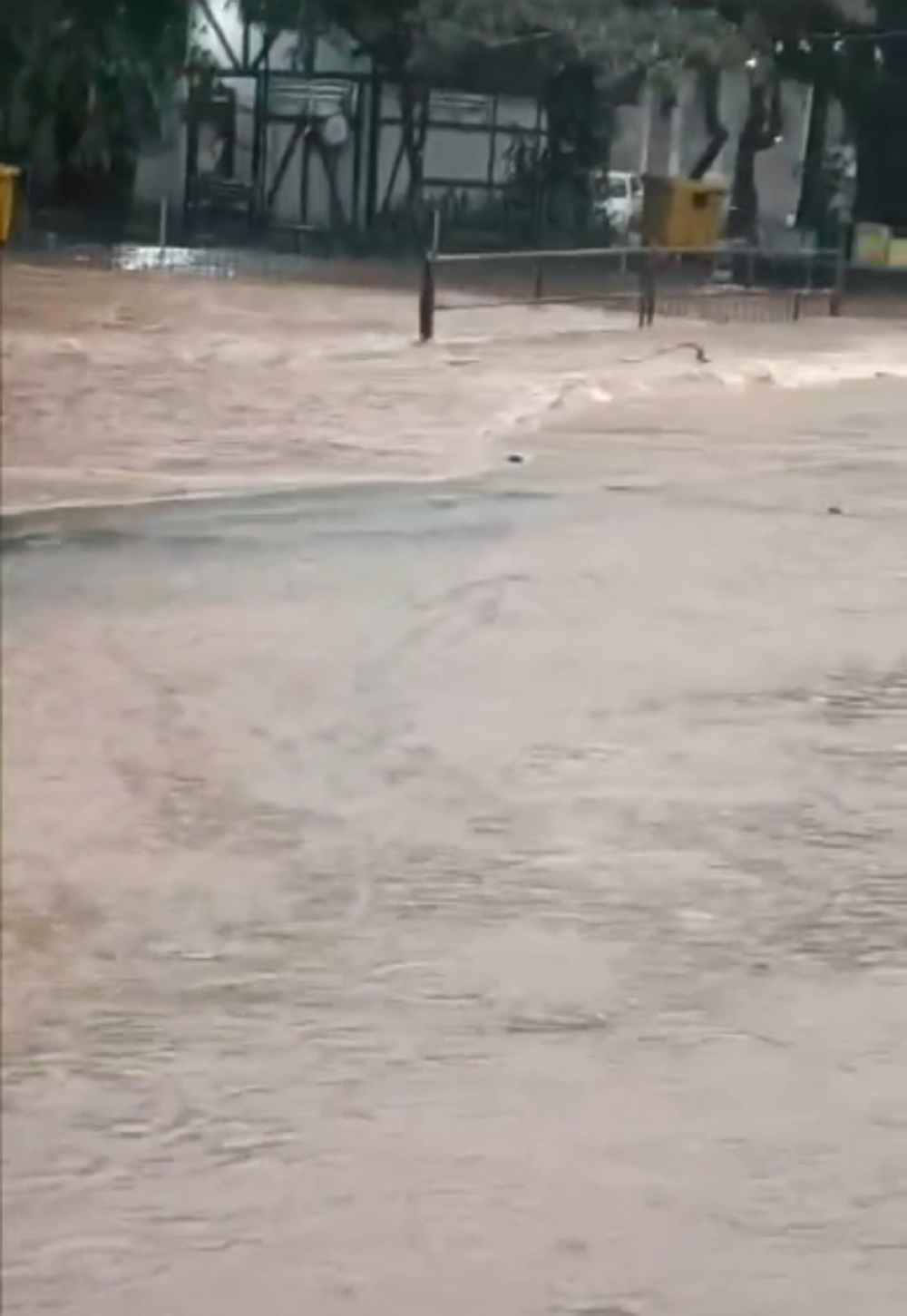 Regi&atilde;o central do munic&iacute;pio foi surpreendida pela enxurrada na manh&atilde; desta ter&ccedil;a-feira
