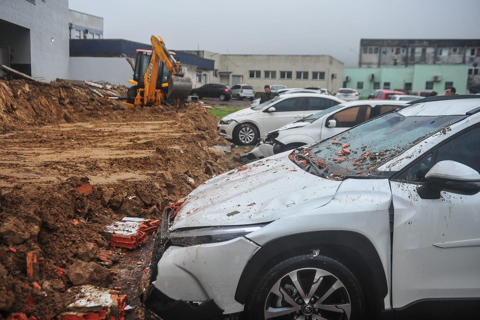 Casa de sa&uacute;de garantiu que dar&aacute; toda a assist&ecirc;ncia necess&aacute;ria para os colaboradores que tiveram seus carros atingidos pelo desabamento do muro