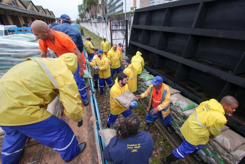 Comportas foram vedadas com sacos de areia