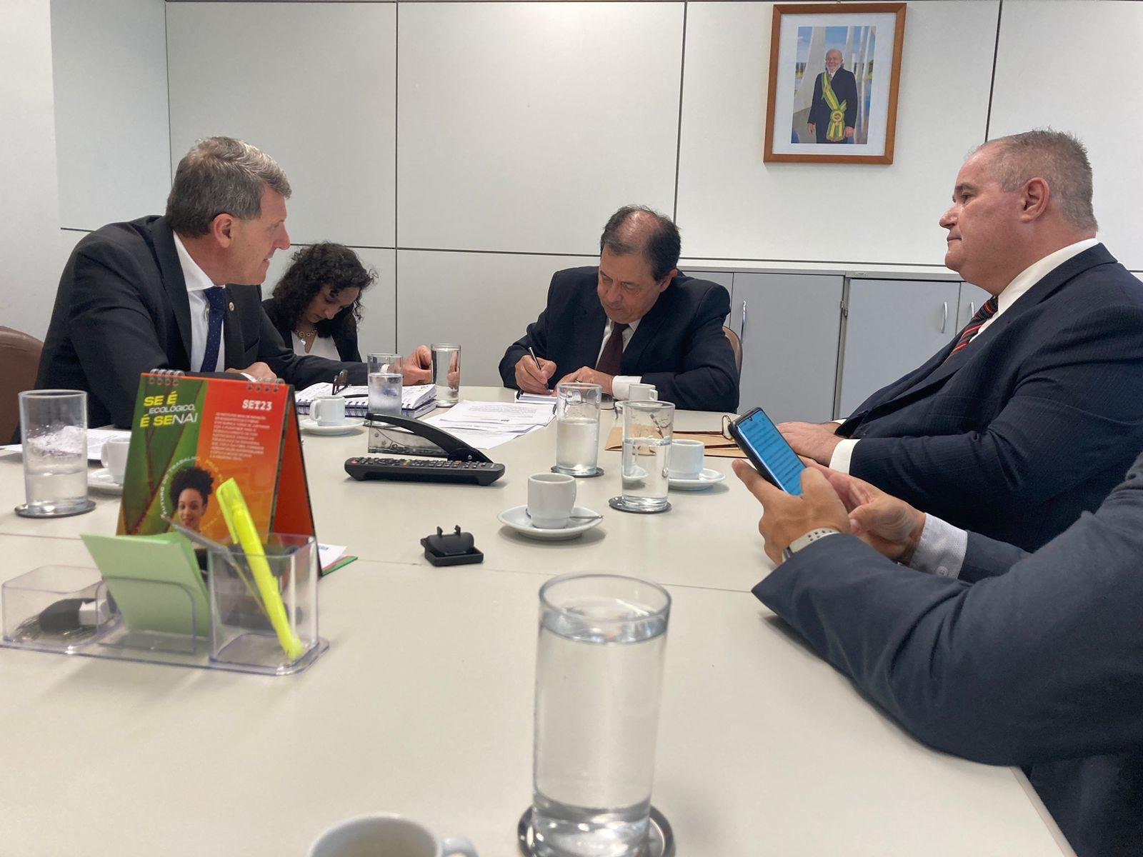 Secret&aacute;rio estadual foi recebido pelo ministro do Trabalho em Bras&iacute;lia