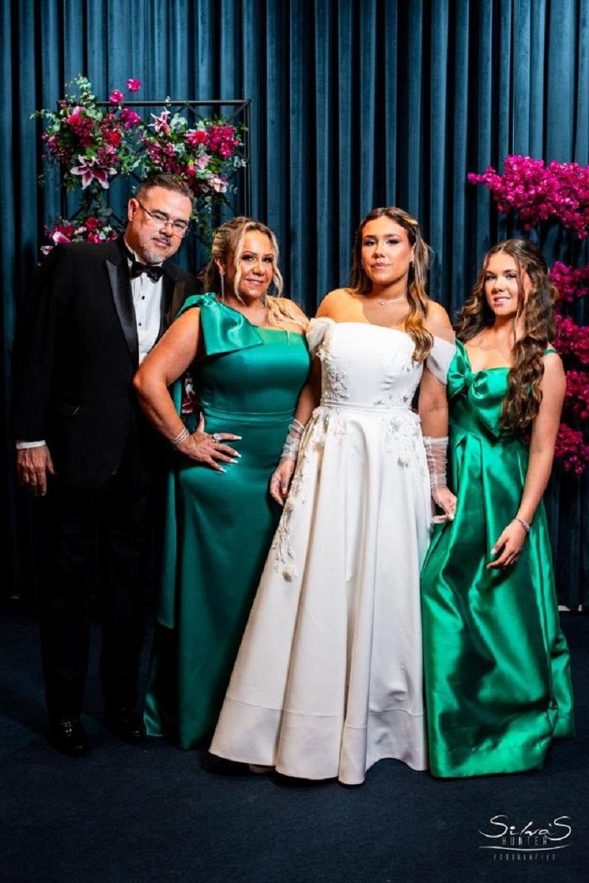 Francesca Sampaio, com os pais Guilherme Sampaio e Danielle Geyer, e a irm&atilde; Antonieta Sampaio no Baile de Debutantes do Uni&atilde;o