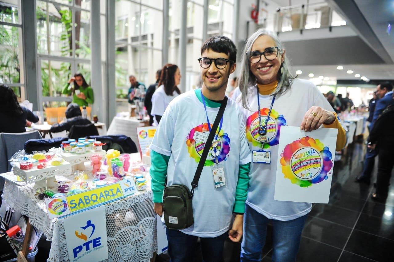 A coordenadora t&eacute;cnica do Programa de Trabalho Educativo da EMEEF Lygia Morrone Averbuck, Katia Barreto, participou da feira ao lado do aluno Henrique, de 20 anos.
