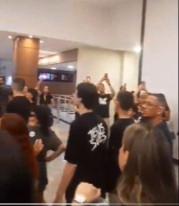 Um grupo crist&atilde;o na fila para assistir ao filme