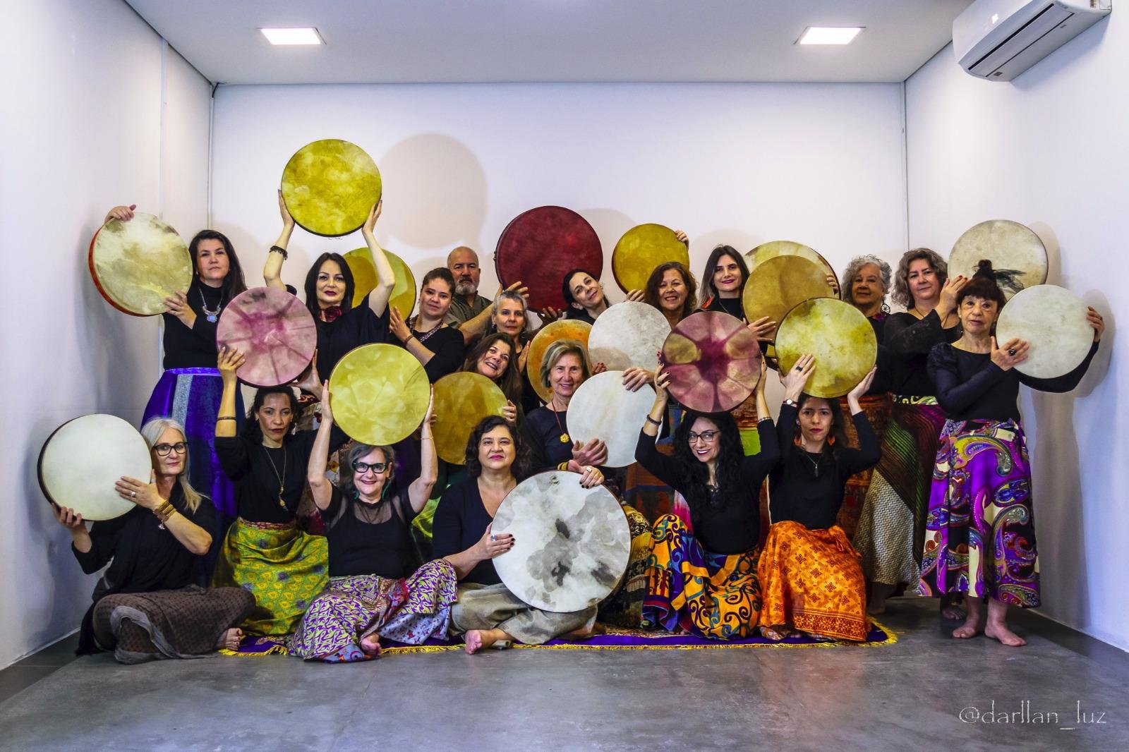 O grupo 'Feminino e o Tambor' se apresenta na Nova Acr&oacute;pole