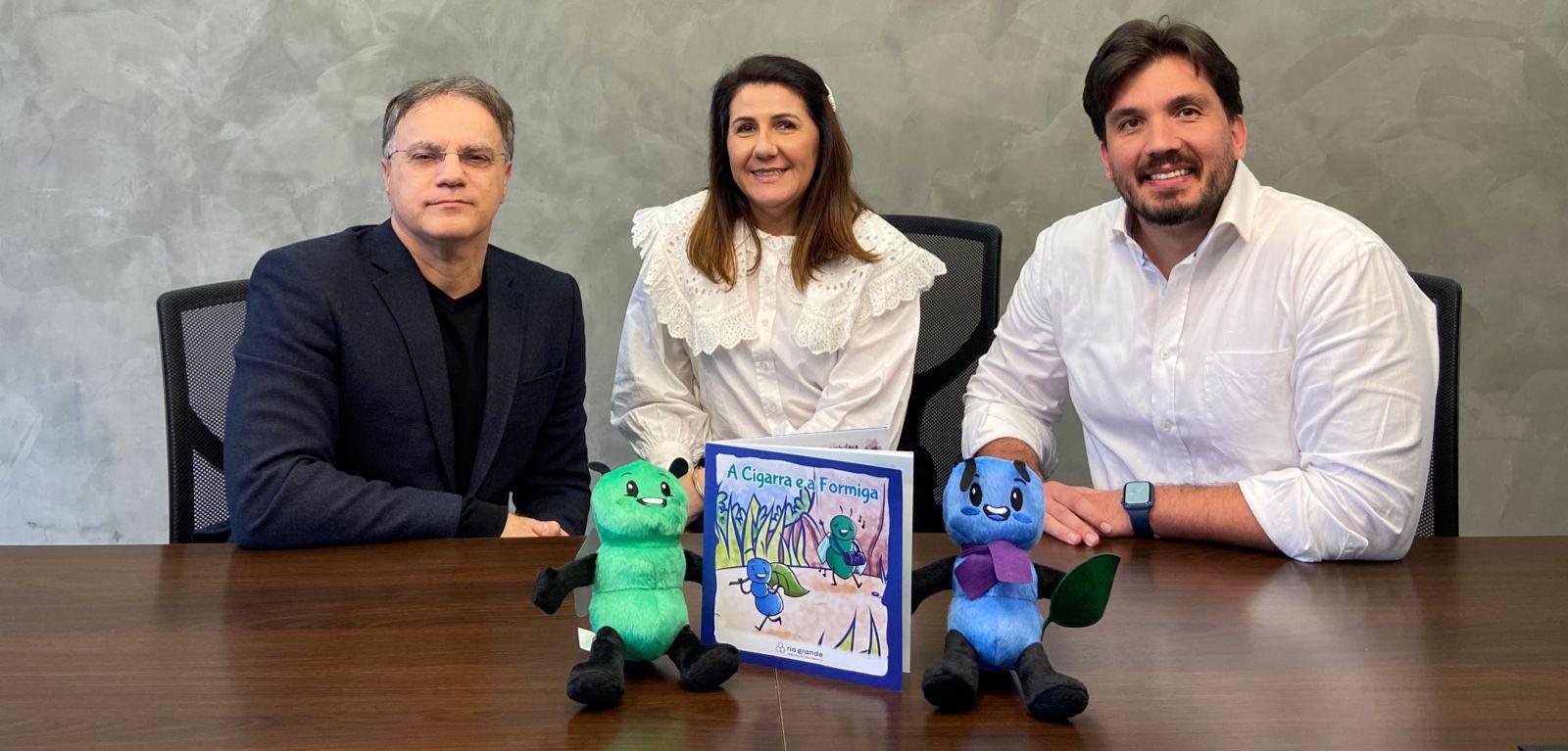 Da Rio Grande Seguros e Previd&ecirc;ncia, estiveram presentes no lan&ccedil;amento o presidente C&eacute;sar Luiz Salazar Saut (E), a diretora comercial Claudia Oliveira e o superintendente comercial C&aacute;ssio Hennes (D)