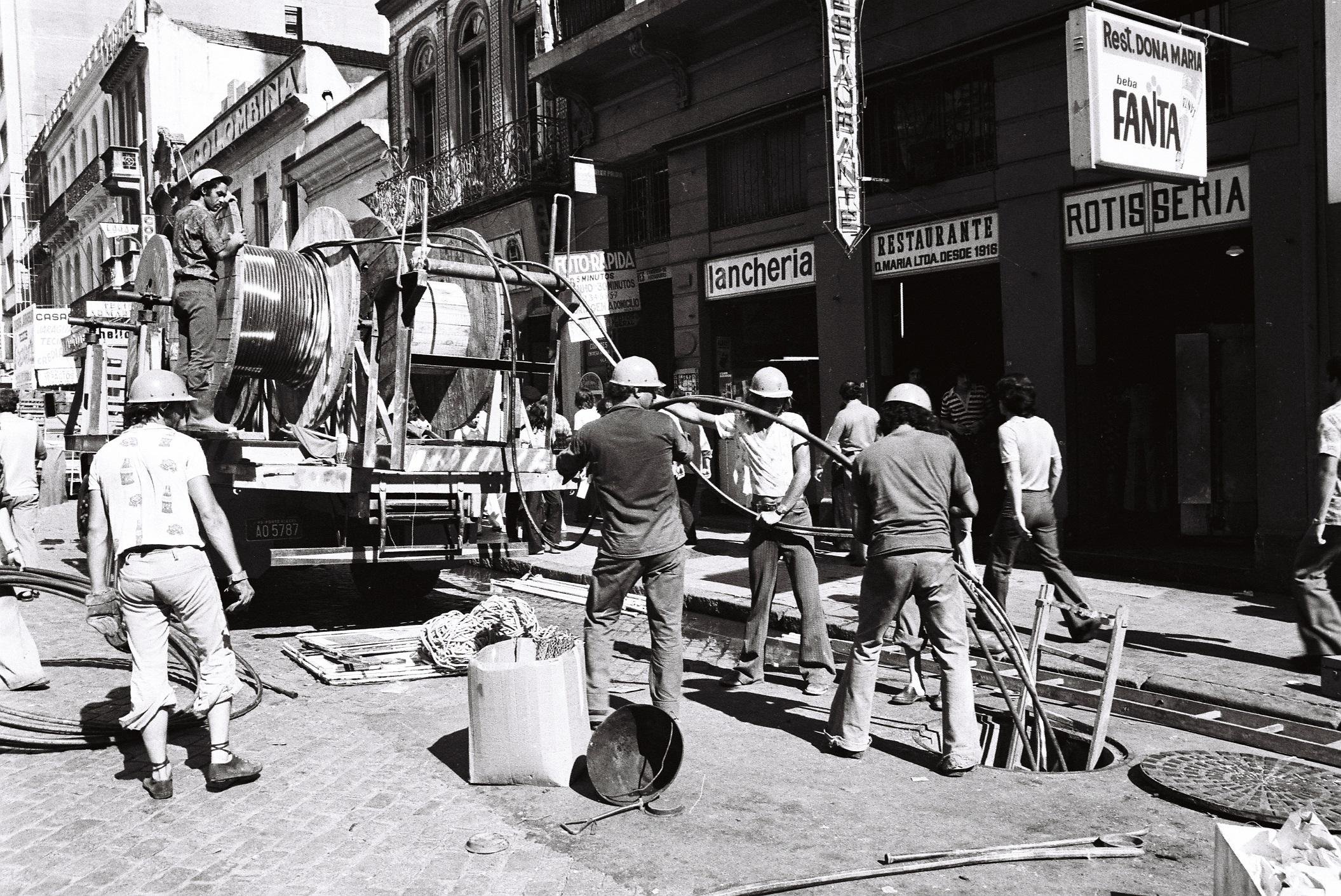 Fotografia registra o trabalho de instala&ccedil;&atilde;o de cabos no Centro de Porto Alegre