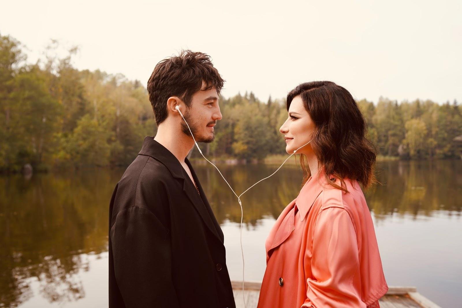Tiago Iorc e Laura Pausini na grava&ccedil;&atilde;o do v&iacute;deoclipe "Durar (Uma Vida com Voc&ecirc;)", na Su&eacute;cia