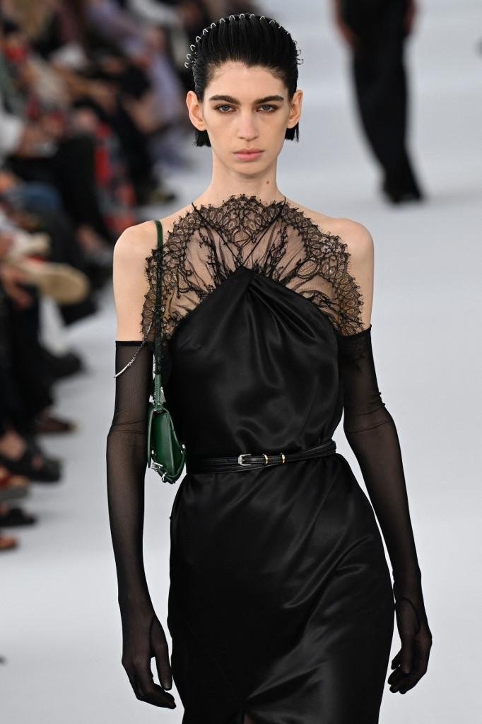 Desfiles ocorrem na Semana de Moda de Paris