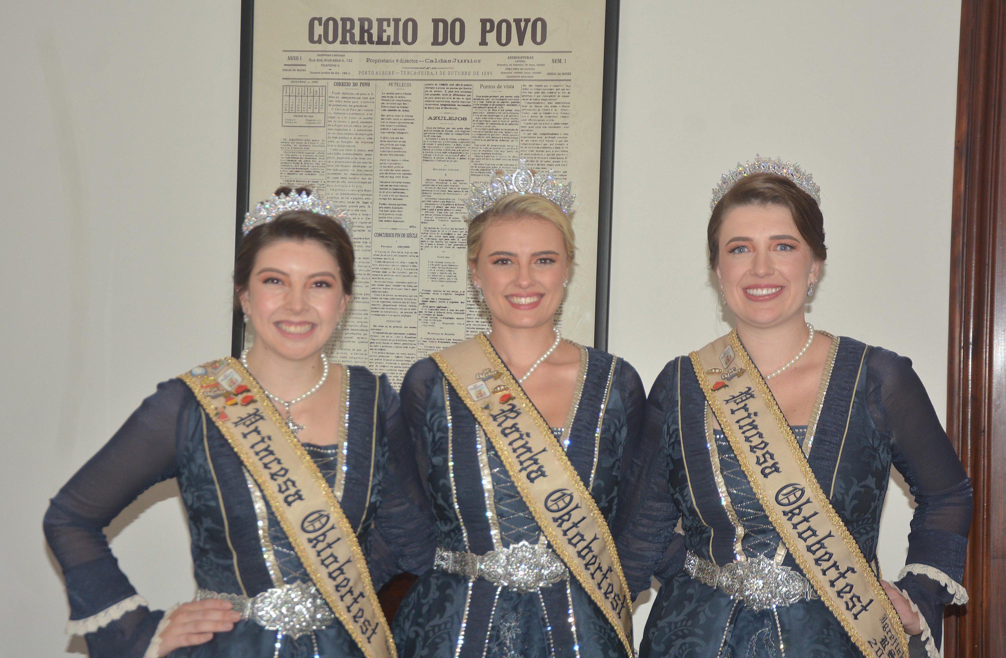 Corte da 34&ordf; Oktoberfest de Igrejinha: princesa Sofia Bischoff, rainha Kadina Linden e princesa Jenifer M&uuml;ller