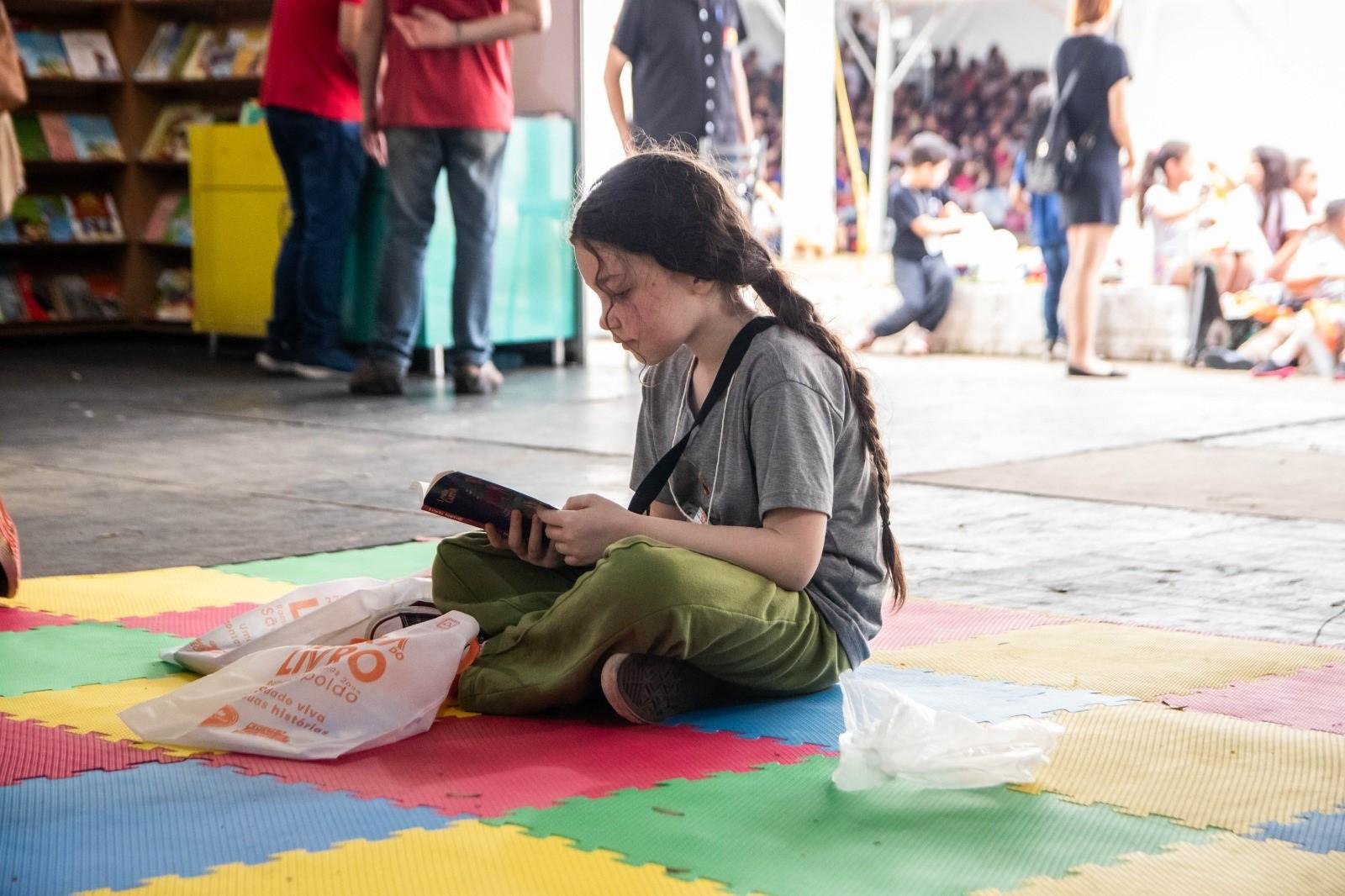 Estudantes, professores e estagi&aacute;rios da rede municipal receberam vales livros