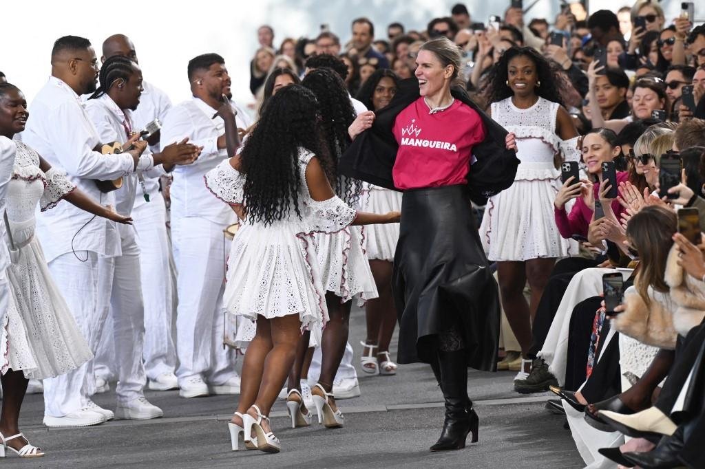 Designer Gabriela Hearst, da Chloe, encerrou desfile junto com integrantes da Mangueira