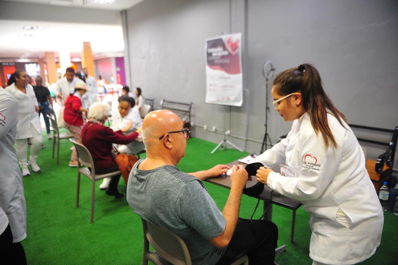 Equipe multiprofissional realiza a&ccedil;&atilde;o de preven&ccedil;&atilde;o com a comunidade na Pra&ccedil;a de Alimenta&ccedil;&atilde;o do Shopping Jo&atilde;o Pessoa