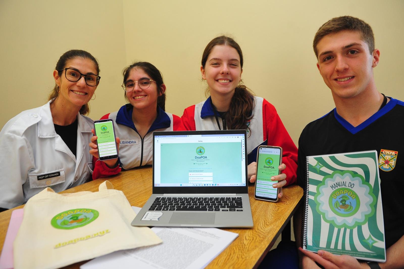 Professora Fernanda Albuquerque foi a orientadora do projeto dos alunos Lisandra Fagundes, Gisela Kassik e Leonardo Gasparotte