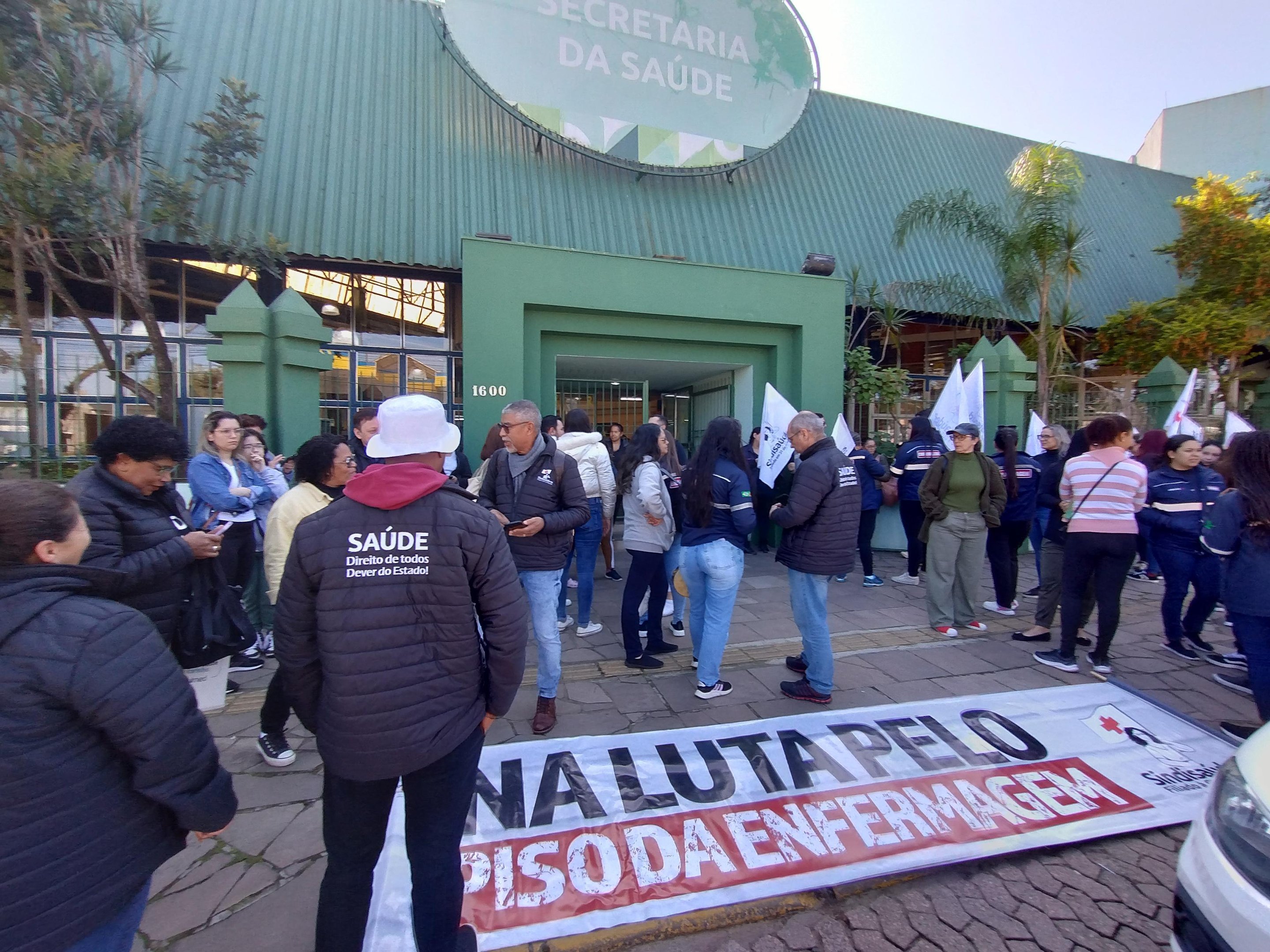 Manifesta&ccedil;&atilde;o foi realizada pelo grupo de profissionais da sa&uacute;de em frente &agrave; Secretaria Municipal da Sa&uacute;de