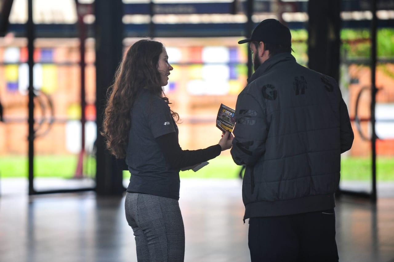 Volunt&aacute;rios entregaram panfletos e cartas para usu&aacute;rios do Trensurb, al&eacute;m de oferecer espa&ccedil;o de escuta e ajuda