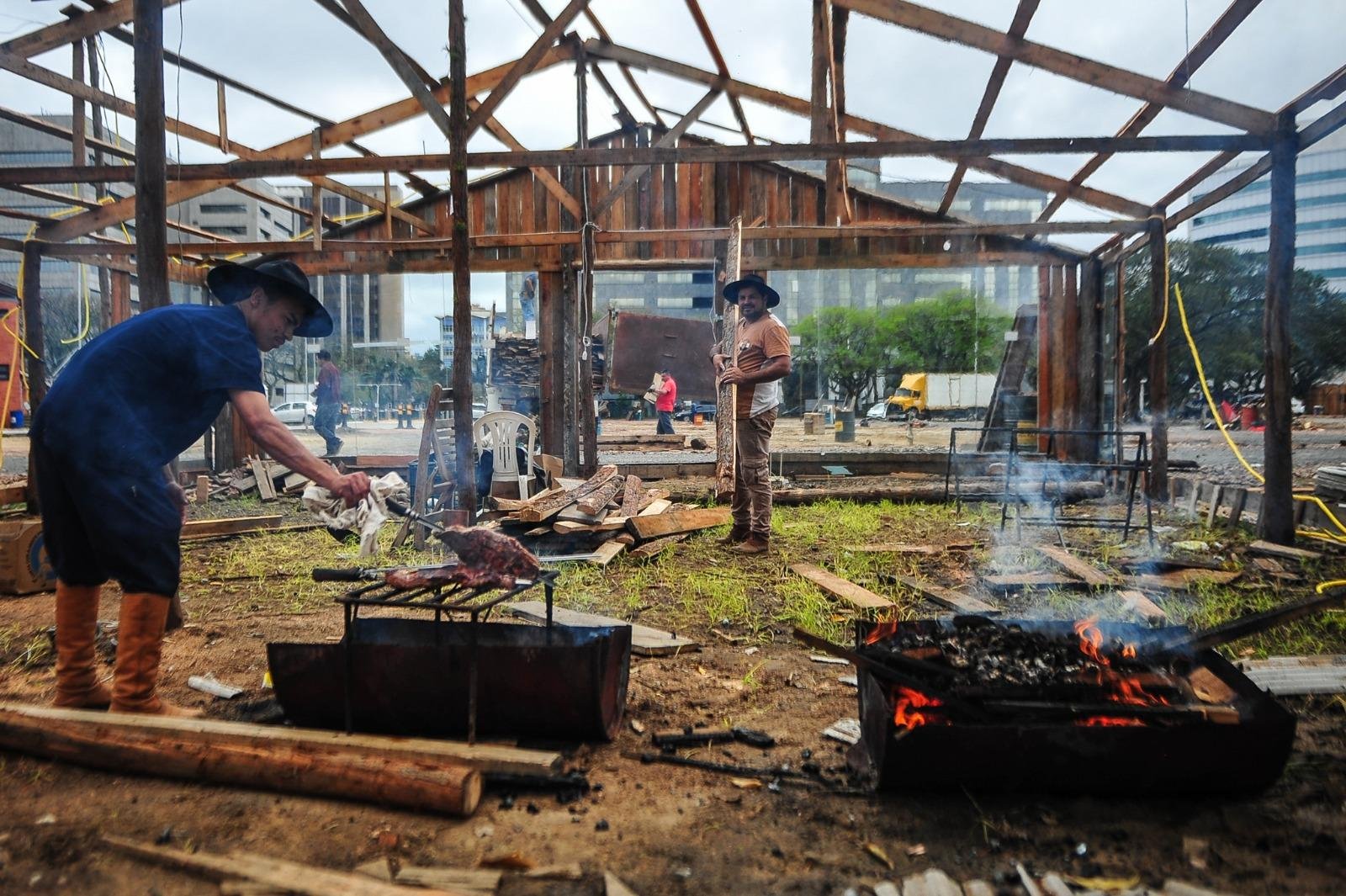 Tradicionalistas aproveitam &uacute;ltimo dia de Acampamento Farroupilha para fazer churrasco no Parque Harmonia