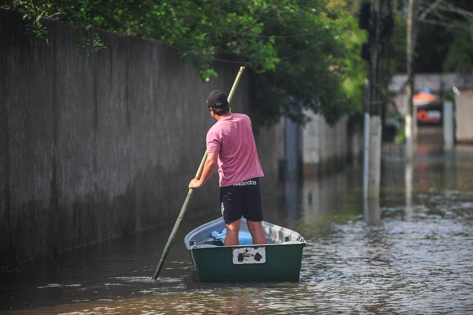 Na Ilha Grande dos Marinheiros, moradores ainda precisam de barcos para se locomoverem. Na manh&atilde; deste s&aacute;bado, n&iacute;vel do Gua&iacute;ba voltou a subir em Porto Alegre