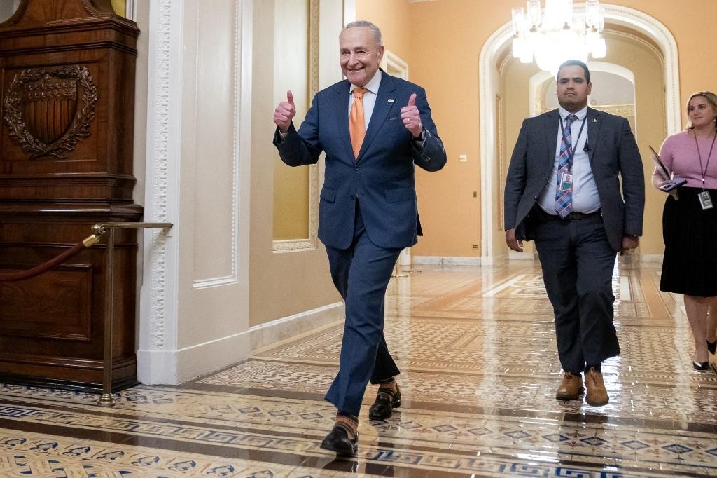 L&iacute;der do senado Chuck Schumer comemora vota&ccedil;&atilde;o