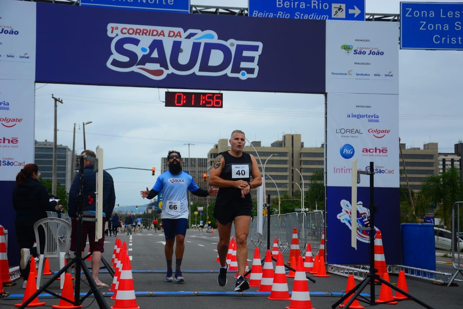 Cerca de 800 pessoas participaram da atividade que contou com percursos de 3km, 5km e 10km, al&eacute;m de caminhada participativa e corrida kids