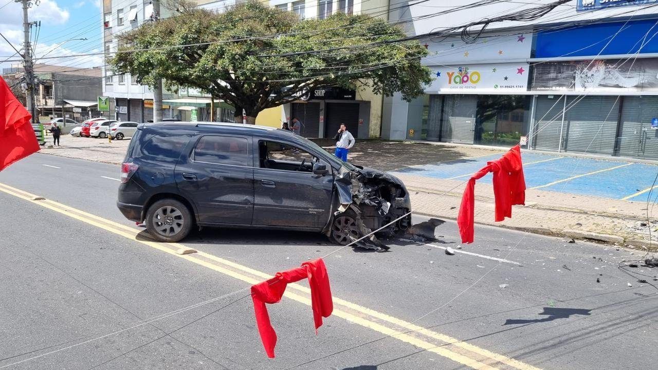 Spin colidiu com poste na rua Saturnino de Brito
