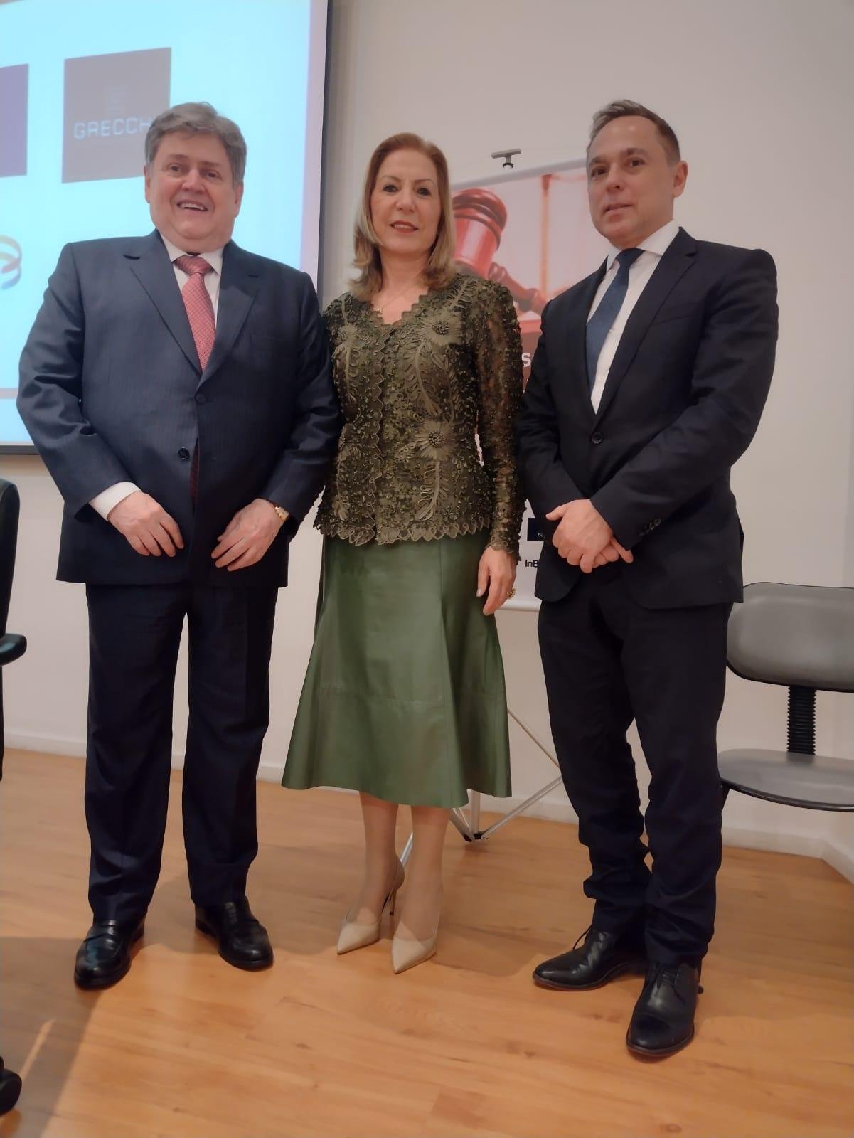 A vice-presidente do IARGS, Alice Grecchi, coordenadora-geral do evento, e os palestrantes o tributarista Roque Carrazza e do advogado Paulo Caliendo