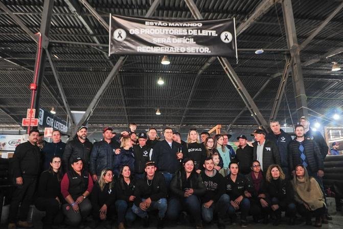 Protesto na Expointer: "Est&atilde;o matando os produtores de leite"